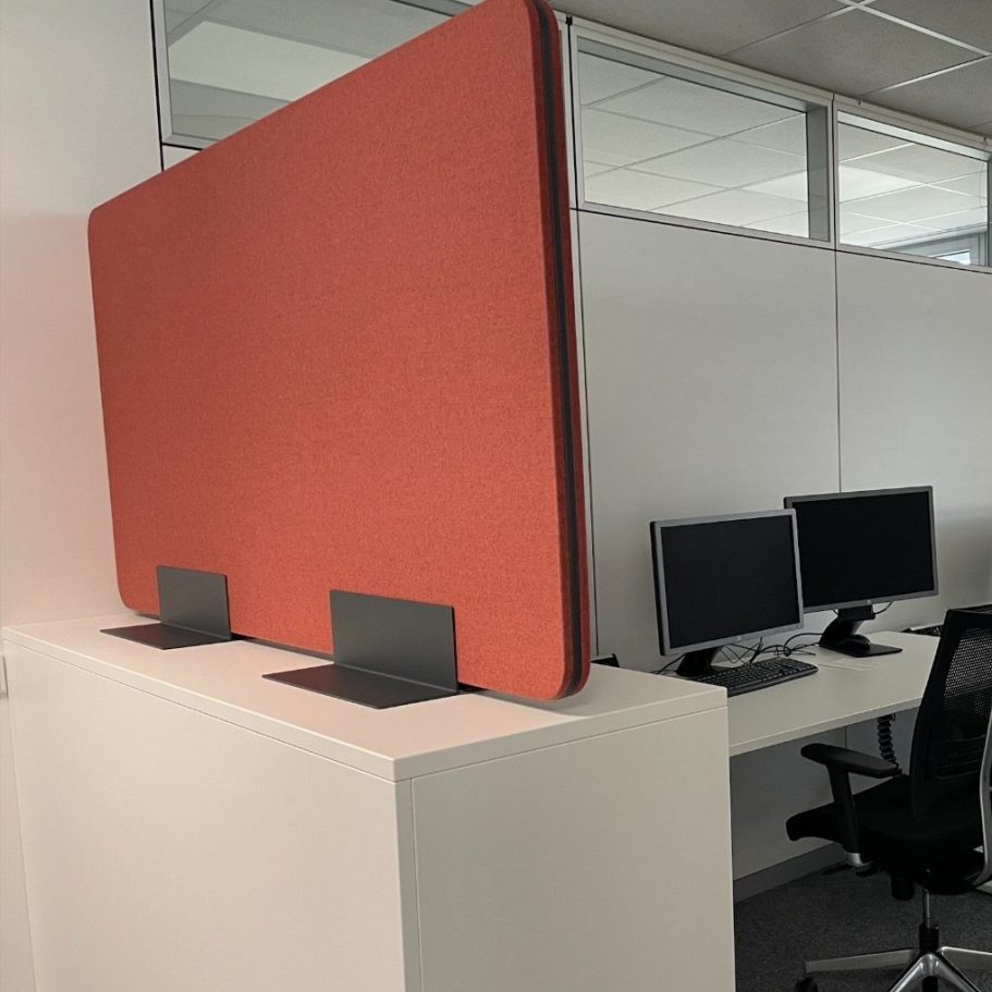 Empfangsbereich mit hölzerner Theke, Sitzbank im Flur und großformatiger Fototapete eines historischen Turms an der Wand
