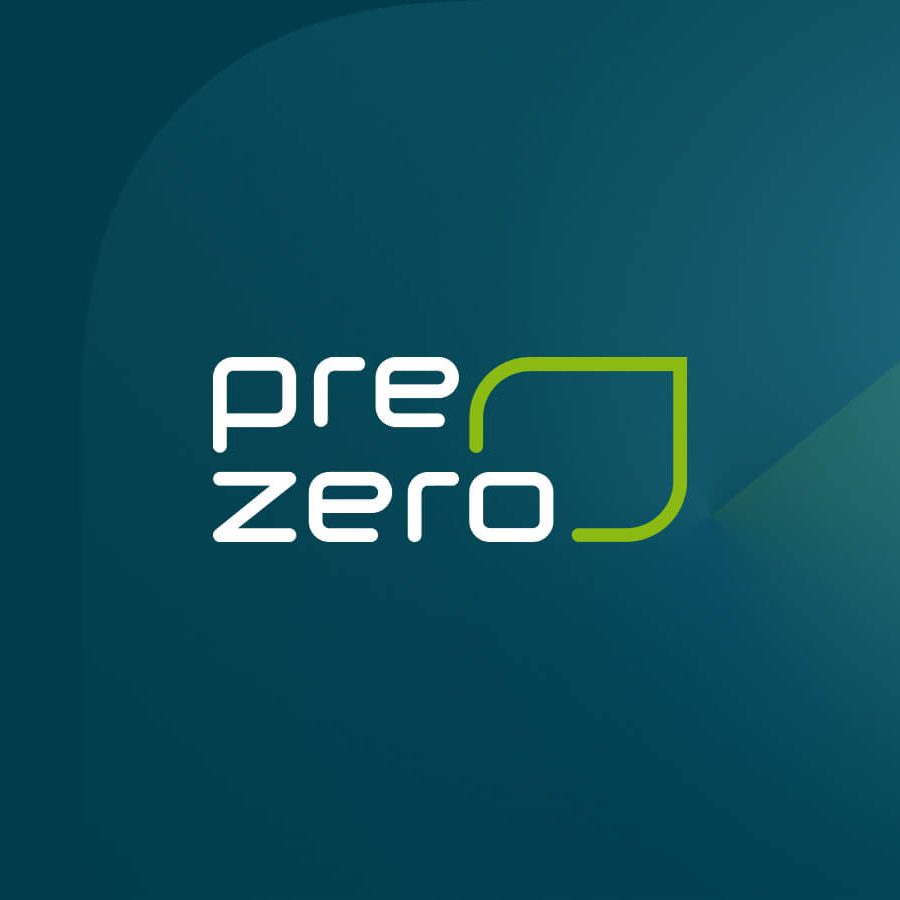 PreZero Logo in Weiß und Grün auf dunkelblau-türkisem Farbverlaufshintergrund